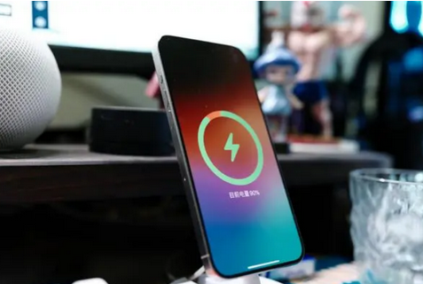 安次苹果15换屏服务分享用什么充电器给iPhone15充电更好 